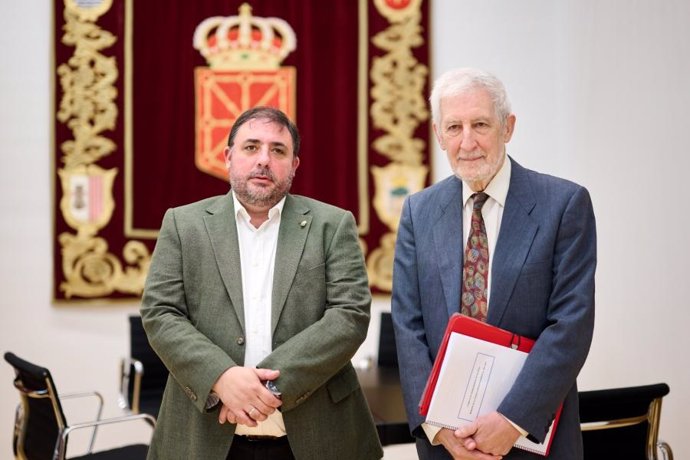 El presidente del Parlamento de Navarra, Unai Hualde, junto a Juan Luis Beltrán, presidente del Consejo de Transparencia de Navarra