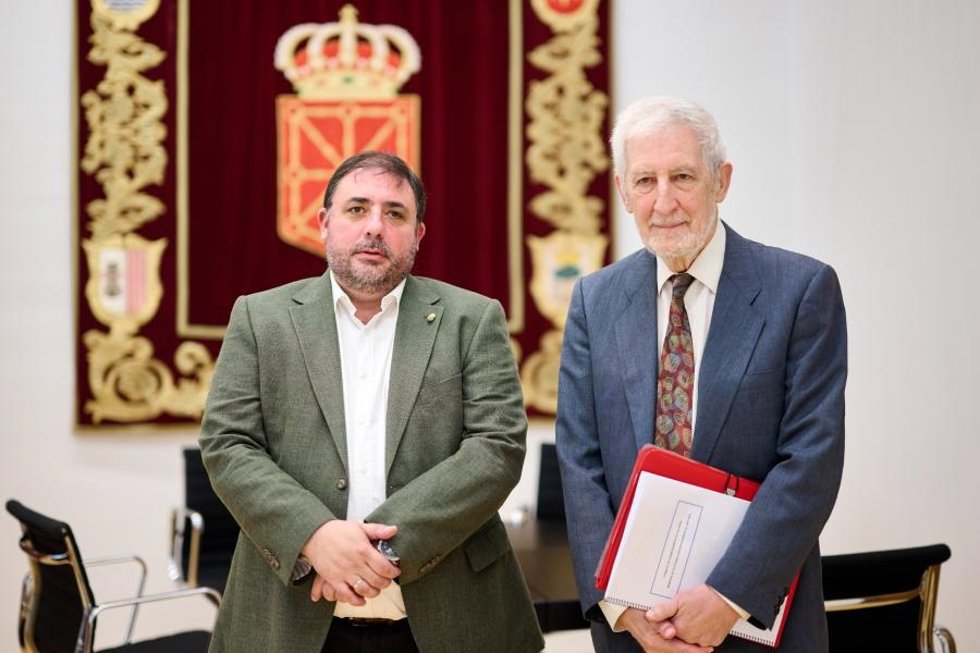 El presidente del Parlamento de Navarra, Unai Hualde, junto a Juan Luis Beltrán, presidente del Consejo de Transparencia de Navarra