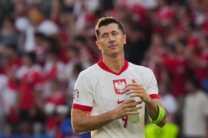 Archivo - FILED - 21 June 2024, Berlin: Poland's Robert Lewandowski appears disappointed after the UEFA Euro 2024 Group D soccer match between Poland and Austria at the Olympiastadion. Star striker Robert Lewandowski has said he will no longer play in the