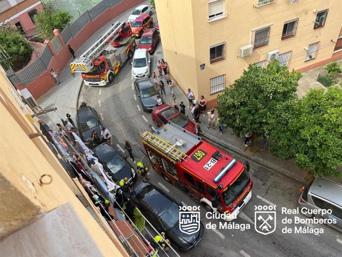 Efectivos intervienen tras un incendio en Málaga capital