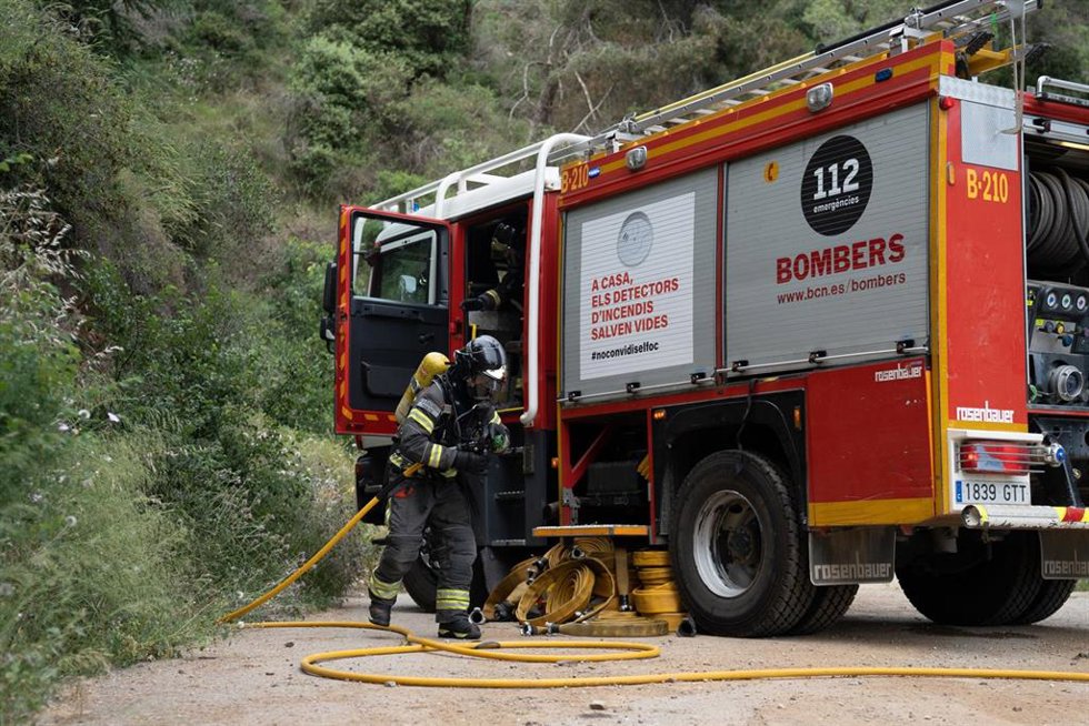 Varios bomberos durante un simulacro de incendio forestal en la montaña de Collserola, a 2 de junio de 2025, en Barcelona, Catalunya (España). 