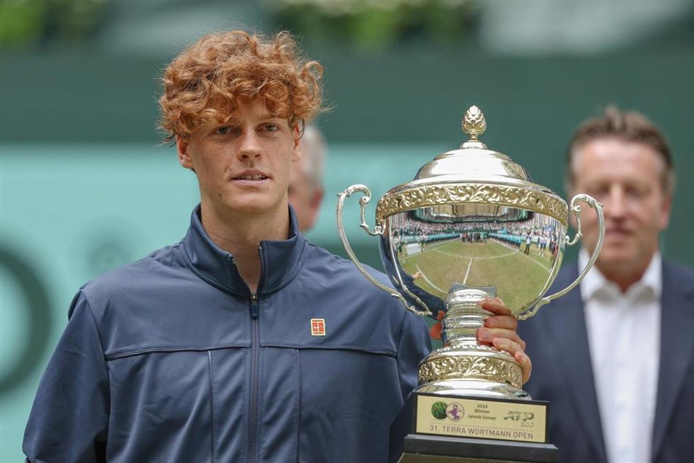 Archivo - El tenista italiano Jannik Sinner con el trofeo de Halle.