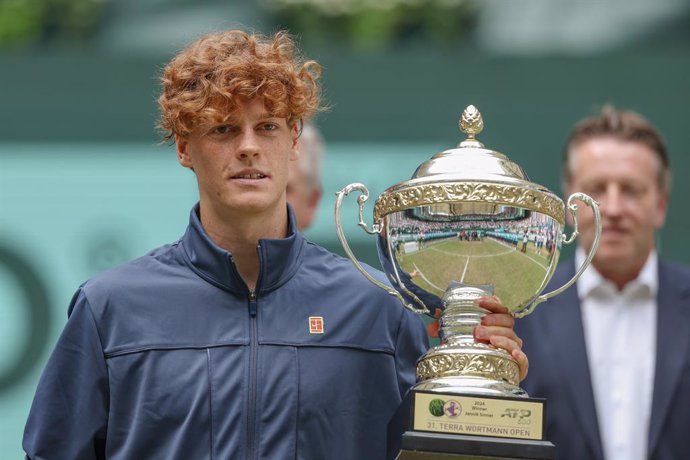 Archivo - 23 June 2024, North Rhine-Westphalia, Halle: The winner Italian tennis player Jannik Sinner holds his trophy at the award ceremony after winning the men's singles final tennis match against Polish tennis player Hubert Hurkacz in the Halle tennis