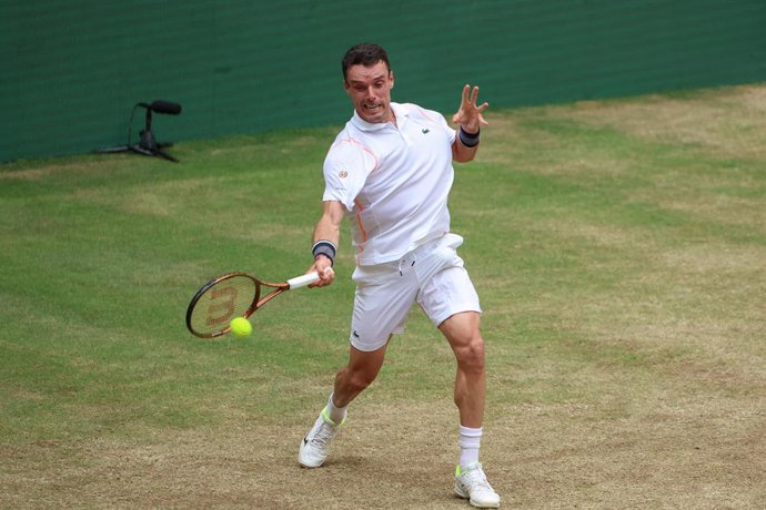 Archivo - 24 June 2023, North Rhine-Westphalia, Halle: Spanish tennis player Roberto Bautista in action against Russia's Andrey Rublev Agut during their Men's Singles Simi-final match of the 2023 Halle Open tennis tournament. Photo: Friso Gentsch/dpa