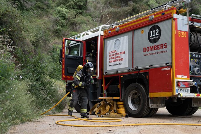 Varios bomberos durante un simulacro de incendio forestal en la montaña de Collserola, a 2 de junio de 2025, en Barcelona, Catalunya (España). El objetivo del simulacro de incendio forestal en el parque de Collserola, es que la ciudadanía aprenda cómo act