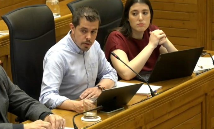 Los portavoces de IU y de Podemos en Gijón, Javier Suárez Llana y Olaya Suárez, durante el Pleno Municipal gijonés.