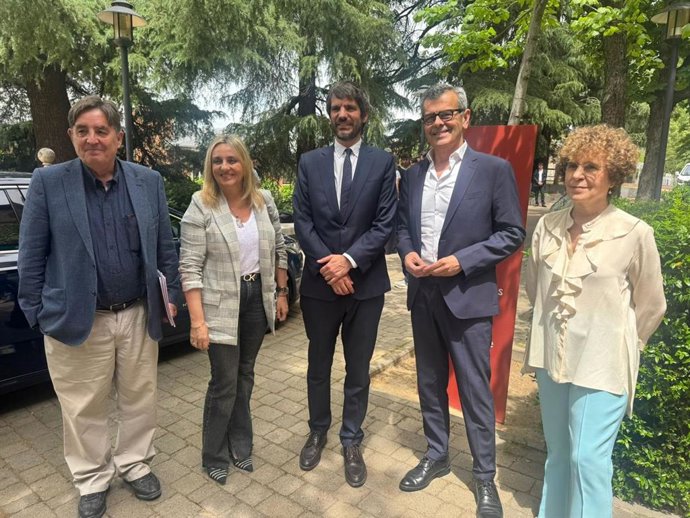 La alcaldesa de Granada, Marifrán Carazo, a la izquierda en la imagen, flanqueada por el ministro de Cultura, Ernest Urtasun, en el centro, y el director del Instituto Cervantes, Luis García Montero