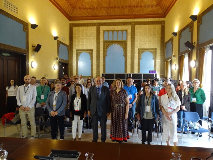 Foto de familia de las autoridades participantes en el cierre del proyecto IN-Habit.