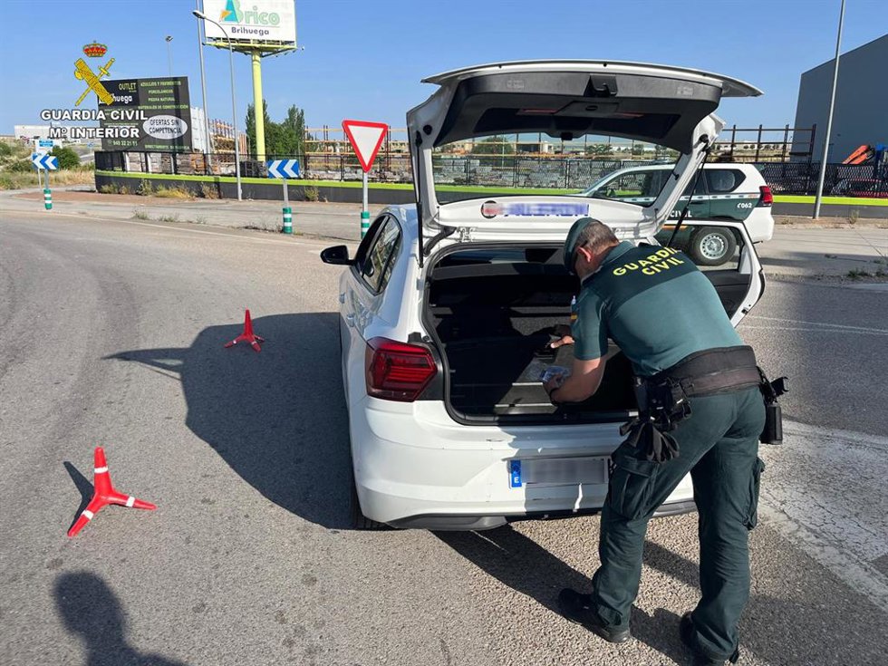 Registro del vehículo del detenido en Torija.