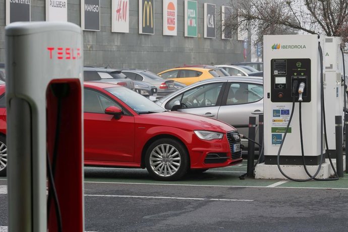Archivo - Un vehículo en un punto de carga en una electrolinera