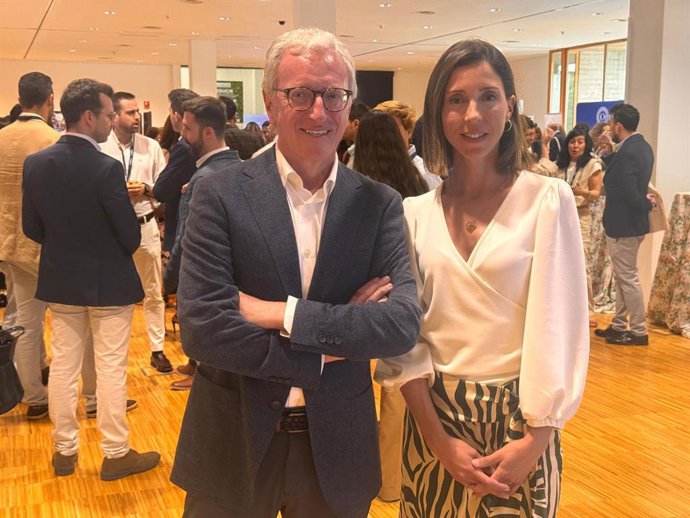 El Dr. Gorka Martínez Grau y la Dra. Bárbara Berasategui