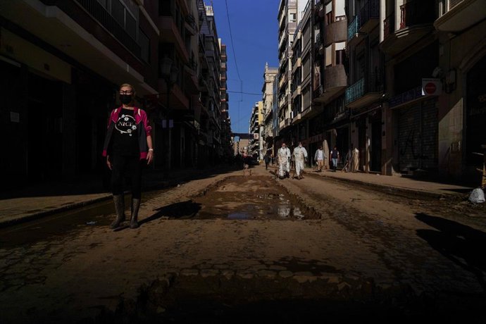 Archivo - Arxiu - Voluntaris ajuden per a netejar els estralls en el dia 13 després del pas de la DANA per a Algemesí . Imatge d'arxiu.