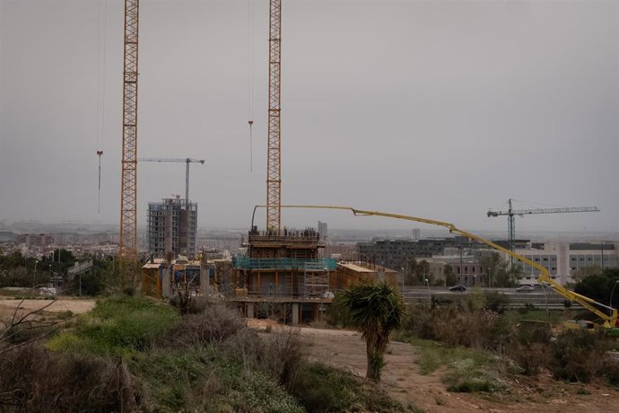 Archivo - Viviendas en construcción.
