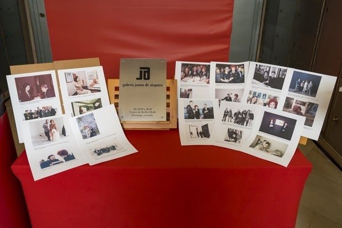 El legado de Juana de Aizpuru entregado a la Caja de las Letras del Cervantes, que incluye una placa y fotografías de relevancia personal y profesional, acompañada por artistas como Dora García o Pedro Cabrita Reis.