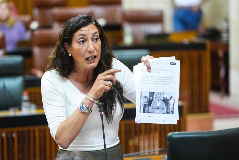 La consejera de Inclusión Social, Juventud, Familias e Igualdad, Loles López, en pleno del Parlamento a fecha de 11 de junio de 2025.