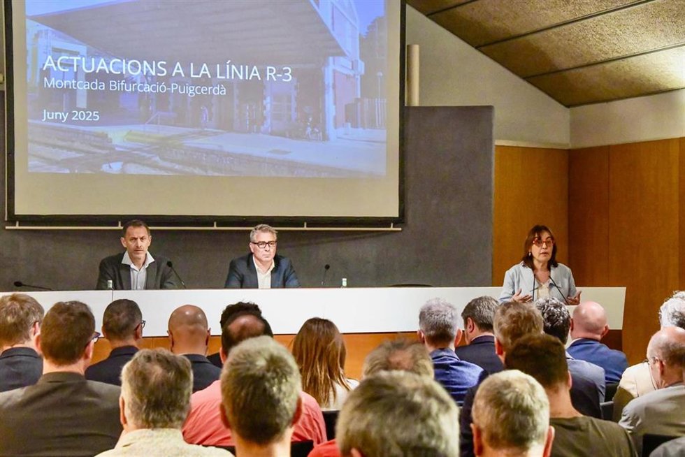 La consellera de Territorio, Vivienda y Transición Ecológica, Sílvia Paneque, en una reunión sobre el corte de la R3