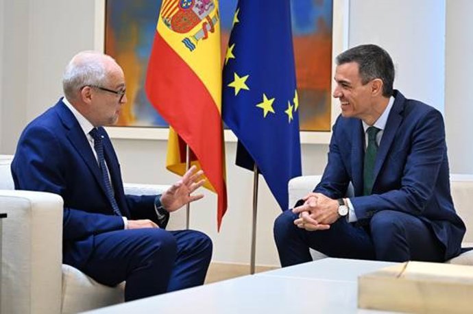 Archivo - De izquierda a derecha: el presidente de Hitachi en Europa, Andrew Barr, y el presidente del Gobierno, Pedro Sánchez, en un encuentro en el Complejo de La Moncloa, a 11 de junio de 2025, en Madrid (España).