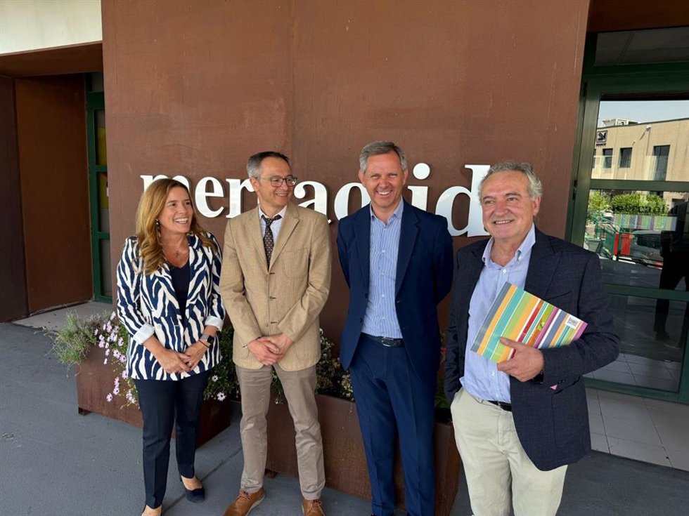 El concejal de Comercio, Mercados y Consumo del Ayuntamiento de Valladolid, Víctor Martín (segundo por la izquierda), y el presidente de Mercasa, José Miñones (segundo por la derecha), posan en Mercaolid junto a otros miembros del Consejo.