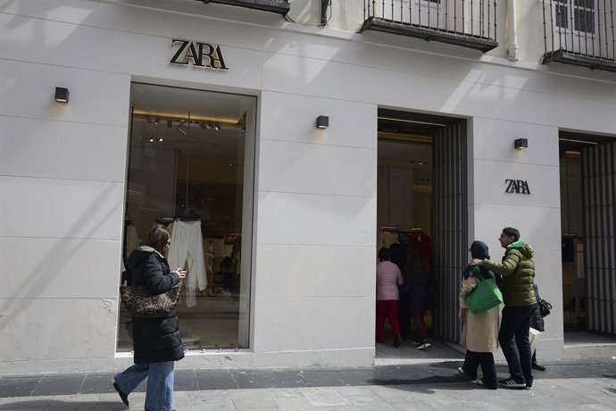 Archivo - Fachada de una tienda de Zara, a 26 de marzo de 2025.