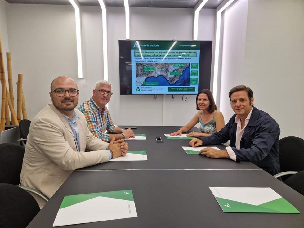 Presentación del plan de inversiones para la mejora de paradas de autobús en la provincia de Almería.