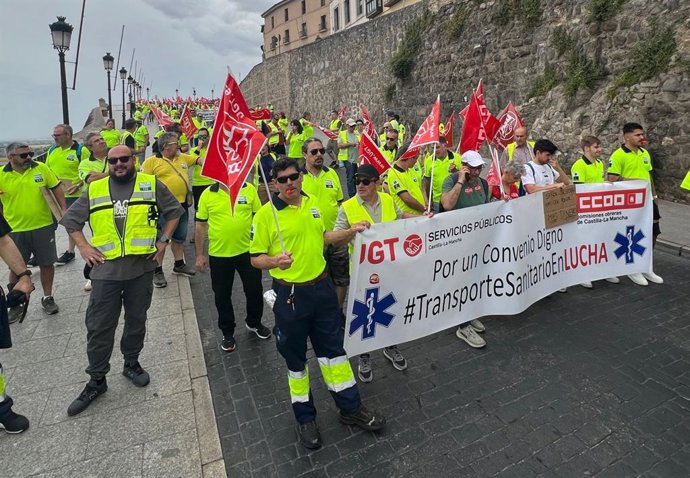 Manifestación de trabajadores del transporte sanitario de C-LM en Toledo.