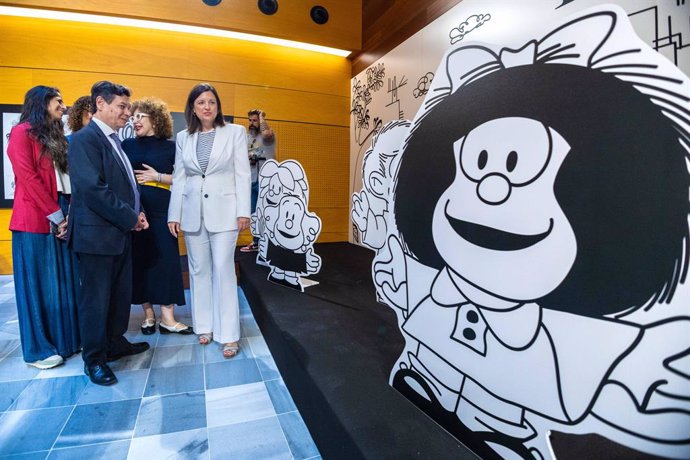 La alcaldesa isleña, Patricia Cavada, ha inaugurado la exposición junto al cónsul de Argentina en Cádiz, Sergio Leonardo Servin, visitan la exposición sobre Quino y Mafalda en el Ayuntamiento de San Fernando.