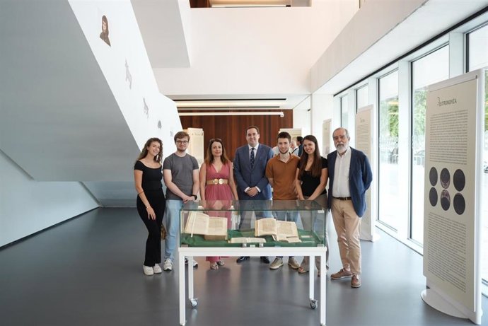 (Desde Izda.) Alice Zanesi, Pablo Rodríguez, Marta Fabbri, Rafael Bonilla, Pablo Valenzuela,  Mercedes Moreno Y Francisco Del Río, En La Inauguración De 'Por Facultad Y Ciencia. Libros Científicos De La Edad De Oro'.