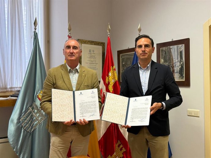 El alcalde de Medina del Campo, Guzmán Gómez (dcha), y el de Segovia, José Mazarías, muestran la carta conjunta dirigida al  Presidente de Renfe