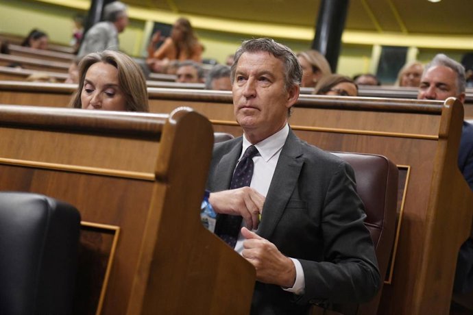 El presidente del Partido Popular, Alberto Núñez Feijóo, durante una sesión de control al Gobierno, en el Congreso de los Diputados, a 11 de junio de 2025, en Madrid (España). 