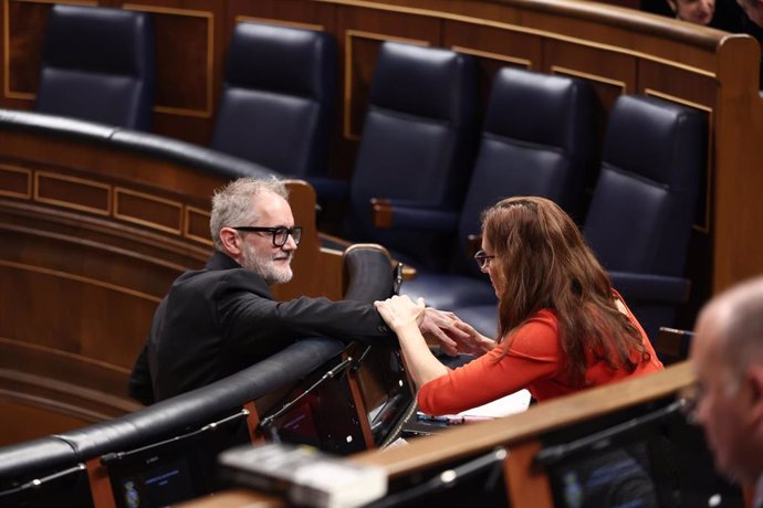 Archivo - Imagen del diputado de Sumar Rafael Cofiño y la ministra de Sanidad, Mónica García, durante la sesión plenaria en el Congreso de los Diputados, a 20 de marzo de 2025.