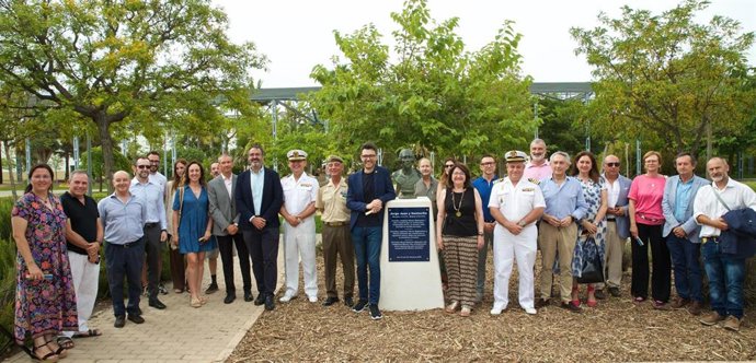 La UA inaugura un busto que recuerda la "trayectoria excepcional" de Jorge Juan