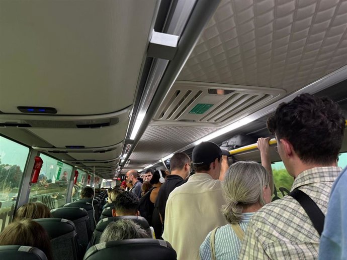 Saturación en un autobús de la línea 116, que conecta València con Sagunt, el Puerto de Sagunto y Canet