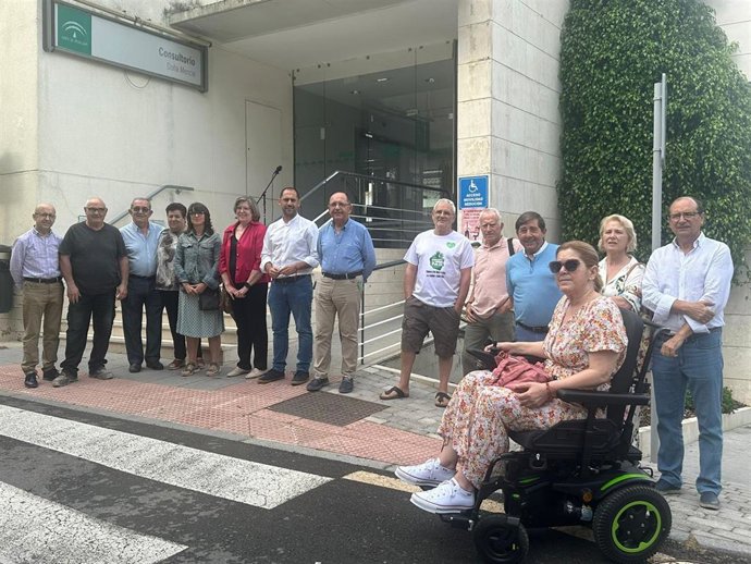 Pérez y Cubero (centro), ante el Centro de Salud de Doña Mencía.