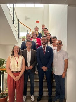 Foto de familia con el nuevo alcalde de Colomera, Eduardo Martín, segundo por la derecha en la imagen en primer término