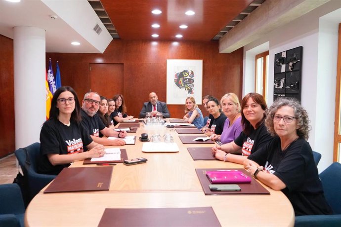 El alcalde de Palma, Jaime Martínez, reunido con sindicatos y trabajadoras de las 'escoletes' externalizadas.