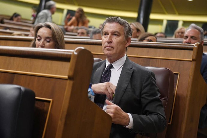 O Presidente do Partido Popular, Alberto Núñez Feijóo, durante uma sessão de controle do Governo, no Congresso dos Deputados, em 11 de junho de 2025, em Madri (Espanha). O Presidente do Governo participa de sua primeira sessão de controle no Congresso.
