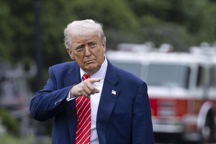 30 May 2025, US, Washington: U.S. President Donald Trump departs the White House, May 30, 2025, in Washington, en route to U.S. Steel's Irvin Works in West Mifflin, Pennsylvania, where he will speak on a new investment deal between U.S. Steel and Japan's 