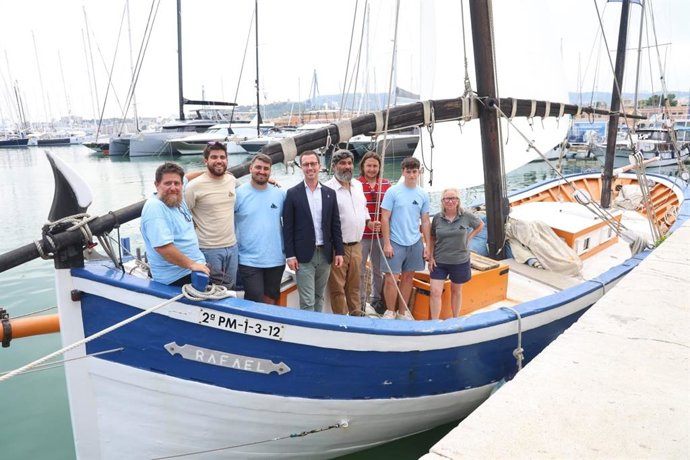El presidente del Consell de Mallorca, Llorenç Galmés, y el vicepresidente segundo y conseller insular de Medio Ambiente, Medio Rural y Deportes, Pedro Bestard, subidos en la 'barca de bou' Rafael.