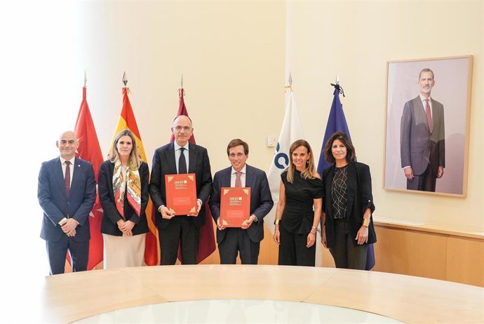 Representantes de la IE University de la UCCI durante el acto de firma del acuerdo de colaboración.