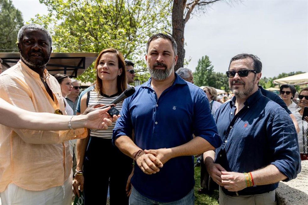 (I-D) La portavoz de Vox en la Asamblea de Madrid, Isabel Pérez Moñino, el presidente de Vox, Santiago Abascal, y el presidente de Vox en Madrid, José Antonio Fúster, atienden a los medios de comunicación antes de una comida con afiliados y simpatizante