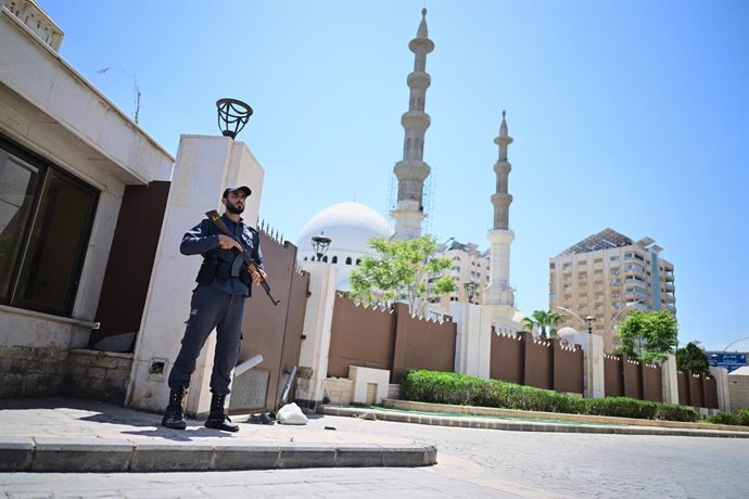 Archivo - 27 April 2025, Syria, Damascus: A security guard stands at the Syrian Ministry of the Interior during the visit by Acting German Minister of the Interior and Home Affairs Nancy Faeser and Austrian Minister of the Interior Gerhard Karner. Photo: 