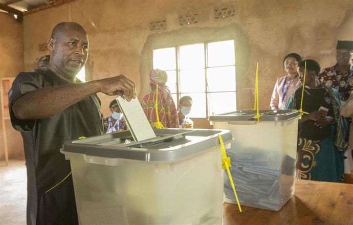 Archivo - Imagen de archivo del presidente de Burundi, Evariste Ndayishimiye, depositando su voto