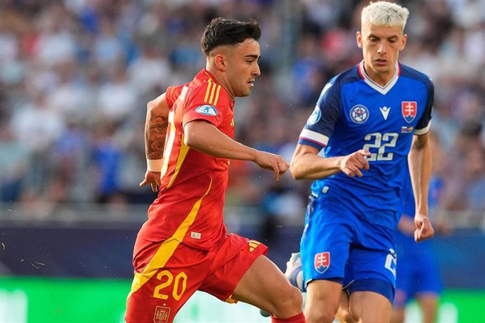 Alberto Moleiro, durante un partido con la selección española sub-21.