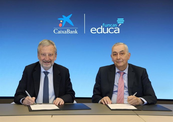 El presidente de CaixaBank, Tomás Muniesa, y el director general de la Fundación de los Bancos y Cajas de CECA (Funcas), Carlos Ocaña