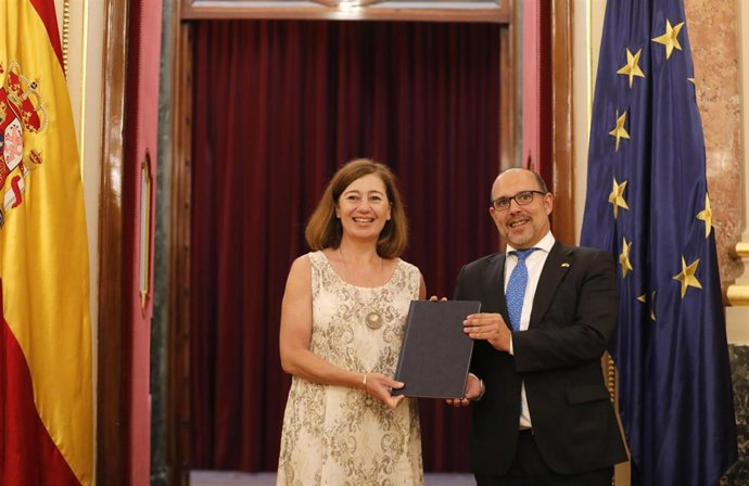 Entrega simbólica del Estatuto de Autonomía de Castilla-La Mancha a la presidenta del Congreso de los Diputados, Francina Armengol.
