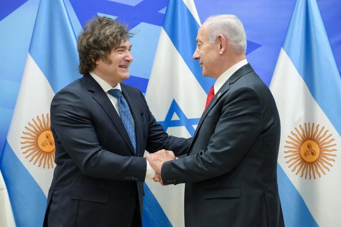HANDOUT - 10 de junho de 2025, Israel, Jerusalém: O primeiro-ministro israelense Benjamin Netanyahu (dir.) cumprimenta o presidente argentino Javier Milei no gabinete do primeiro-ministro em Jerusalém. Foto: Ma'ayan Toaf/GPO/dpa - ATENÇÃO: somente para us