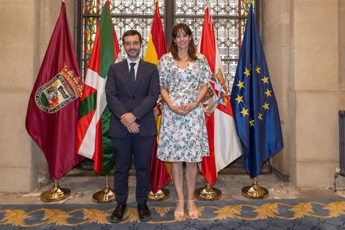 La alcaldesa de Vitoria-Gasteiz, Maider Etxebarria, y el ministro de Derechos Sociales, Consumo y Agenda 2030, Pablo Bustinduy
