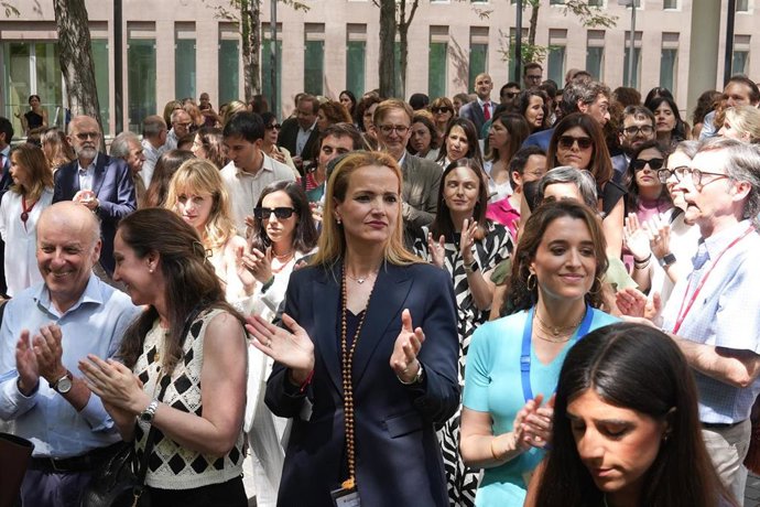 Jueces y fiscales durante un paro de diez minutos de asociaciones de jueces y fiscales, frente a Ciutat de la Justicia, a 11 de junio de 2025, en Barcelona, Cataluña (España). Jueces y fiscales de todas las asociaciones, menos las progresistas, han convoc
