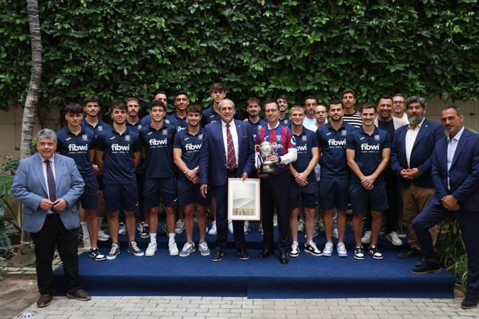 El presidente del Consell de Mallorca, Llorenç Galmés, en la recepción a la UD Poblense.