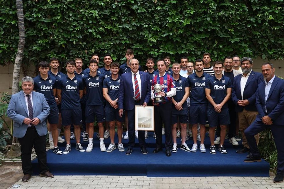 El presidente del Consell de Mallorca, Lloren Galmés, en la recepción a la UD Poblense.